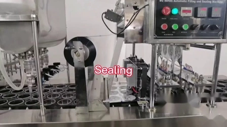 Machine automatique de remplissage et de scellement de moules à yaourt